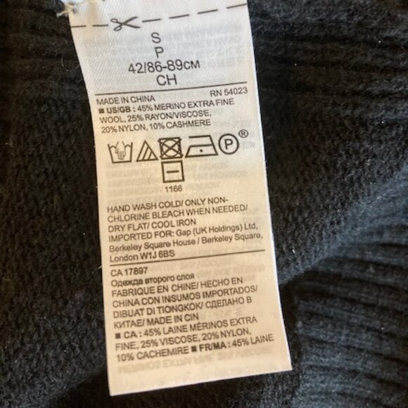 Banana Republic V neck, button back sweater, size small - Picture 5 of 6